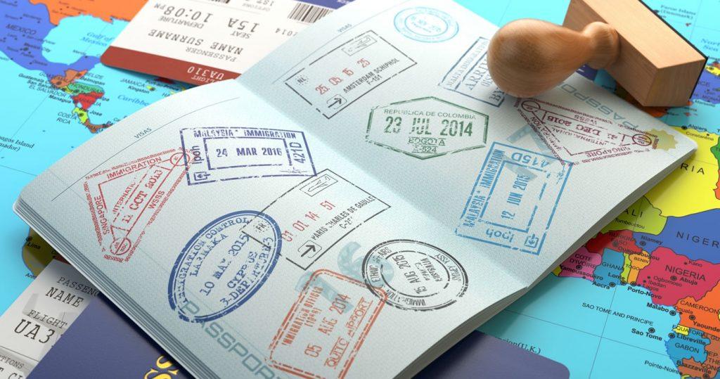 Immagine di un passaporto con visto e documenti di viaggio